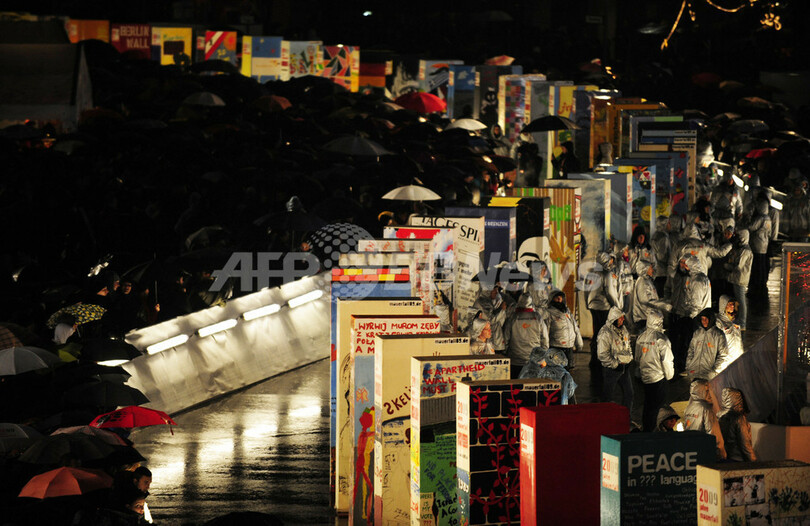 「ベルリンの壁」崩壊20年を祝う巨大ドミノ倒し