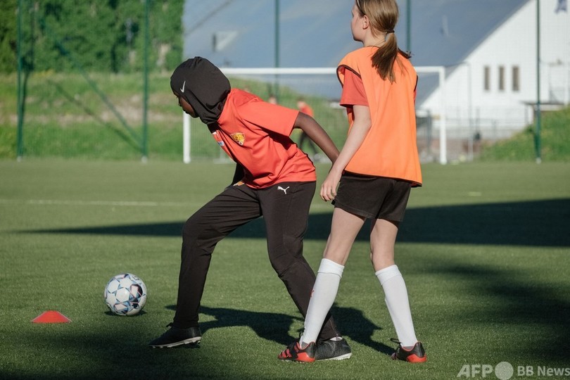 女子サッカー発展の一助に…ヒジャブ無料提供 フィンランド