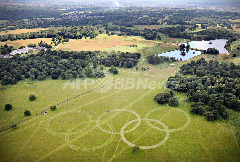 ロンドンの公園に巨大な五輪の輪