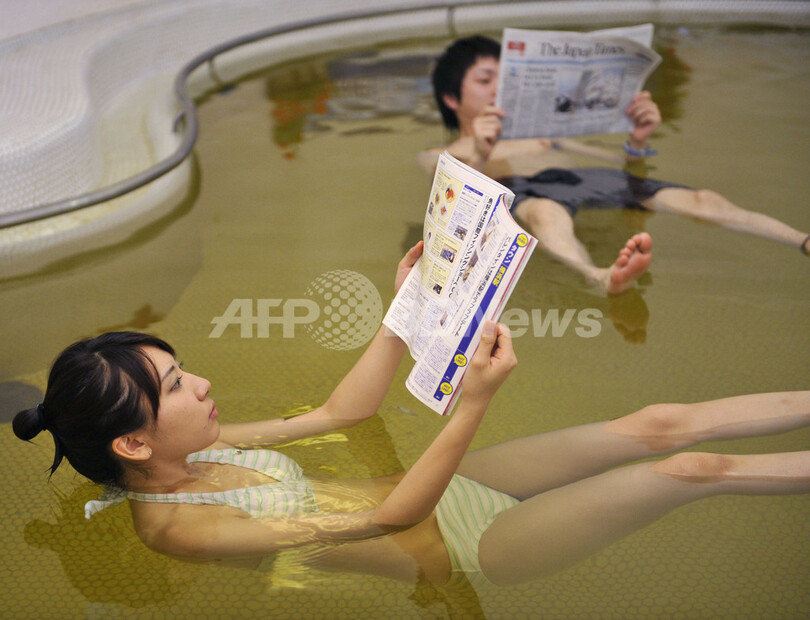 浮いたまま読書もできます、「箱根小涌園ユネッサン」の死海風呂