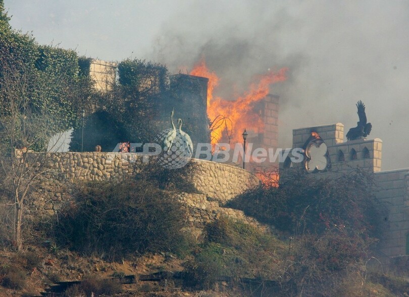 米高級住宅街マリブで山火事