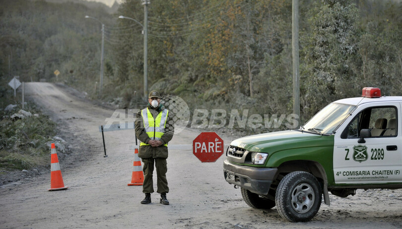 チリ大統領、火山噴火の被災地を視察