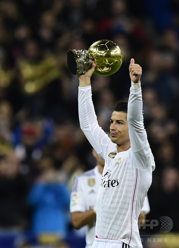 バロンドール受賞のロナウド、本拠地でトロフィーをお披露目