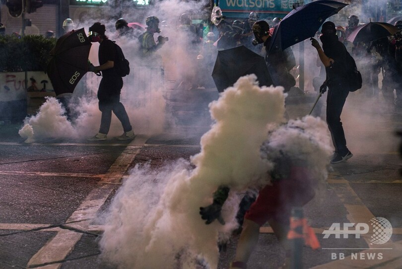 香港で無許可デモに数万人、火炎瓶投げ店舗破壊 警官隊は放水銃で対応