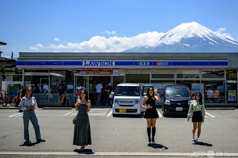 観光客殺到の富士山撮影スポット 「目隠し」設置工事に遅れ