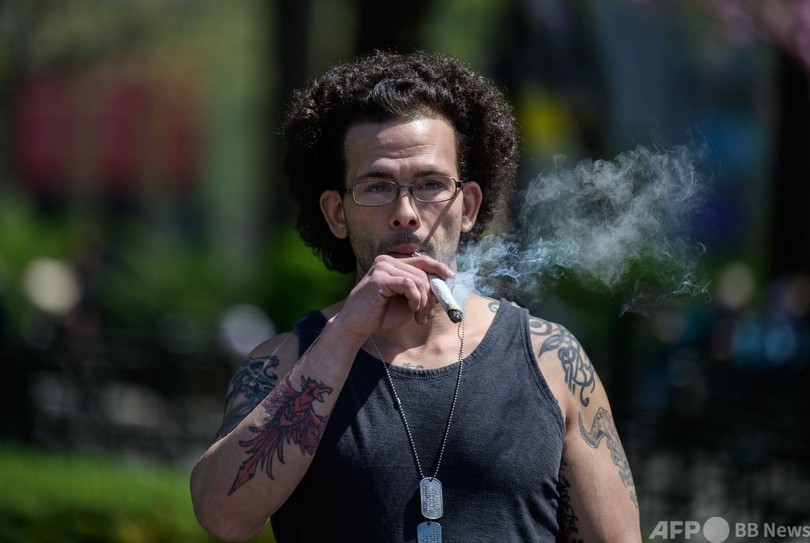 「ワクチン接種で大麻たばこを」 合法化祝う活動家ら配布 米NY