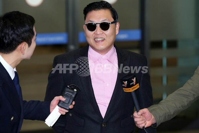 韓国大統領就任式に出席のPSY、空港で笑顔