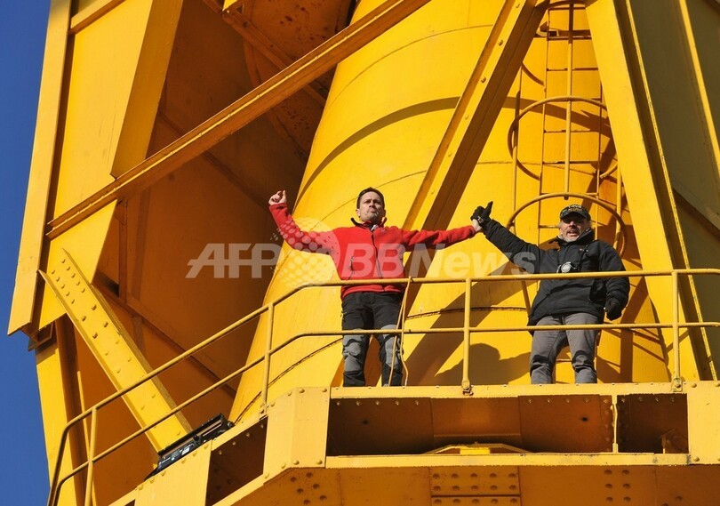 「息子に会わせろ！」、42歳父親が巨大クレーン上に居座り 3日間