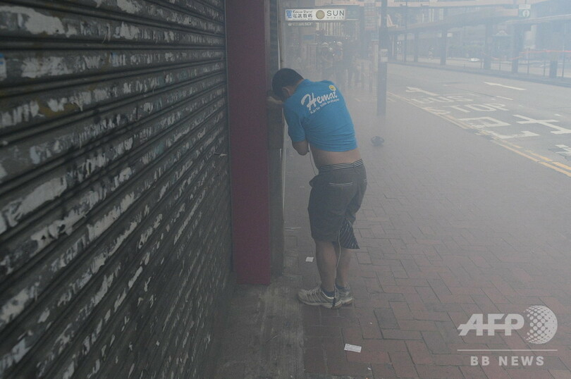 香港、警官隊がデモ隊に催涙弾発射 民主派は国慶節に向けデモ強化