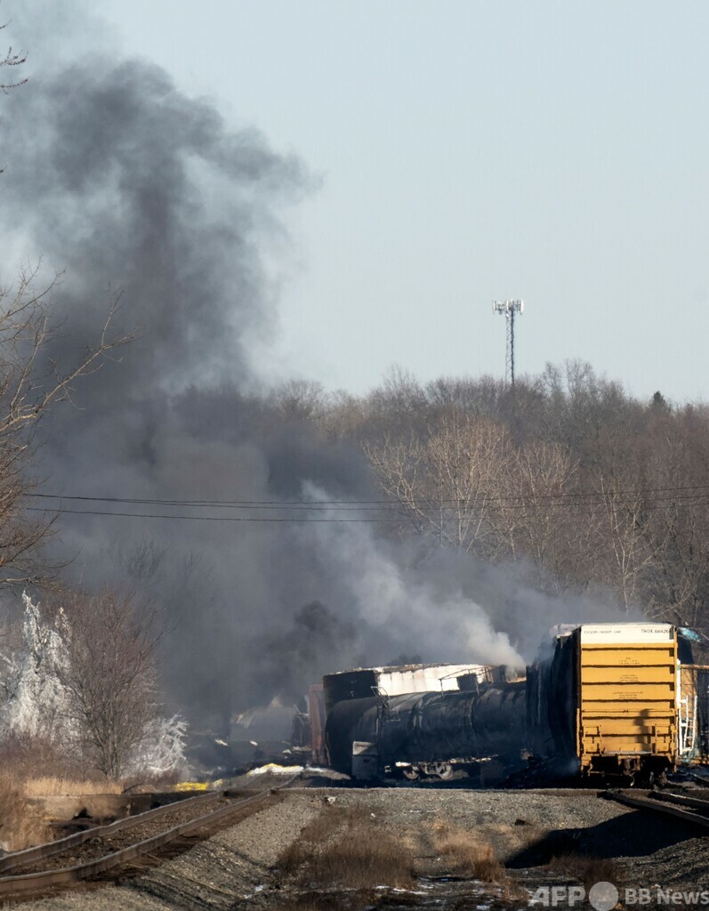 米オハイオ州で貨物列車が脱線・炎上 危険物質を積載
