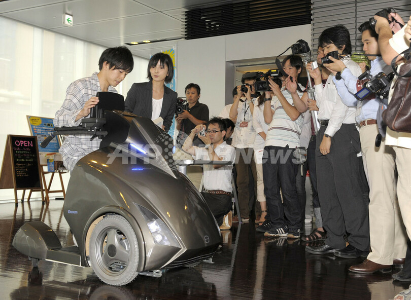 自力で乗り降り簡単、新コンセプトの車いすロボット