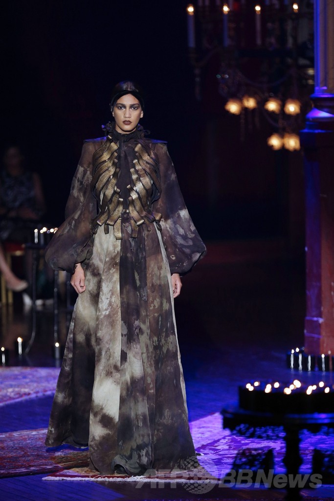 豪華絢爛なステージにも注目、「フランク・ソルビエ」14/15年秋冬オートクチュール