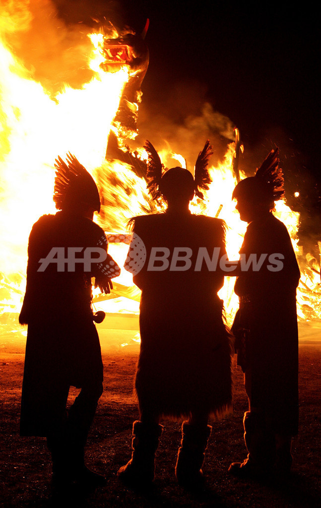 夜空を焦がすバイキングの火祭り、英シェトランド諸島