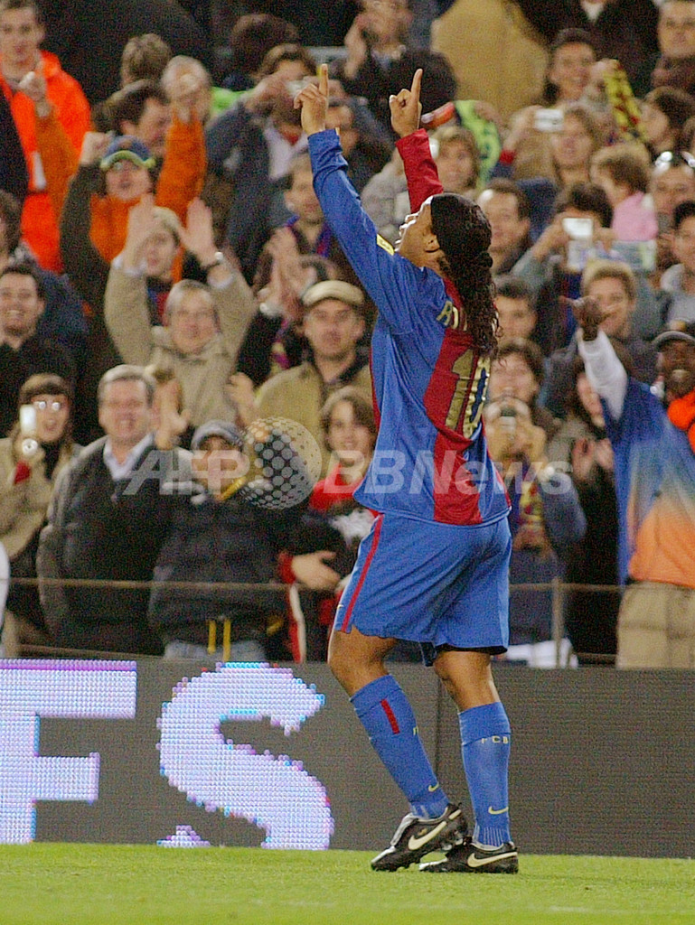 ＜サッカー リーガエスパニョーラ＞バルセロナ ロナウジーニョの2得点でラシンに勝利 - スペイン