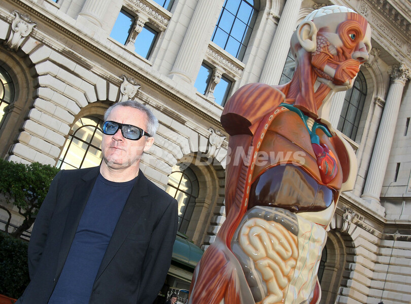 巨大な人体模型やホルマリン漬け、ダミアン・ハースト作品展 モナコ