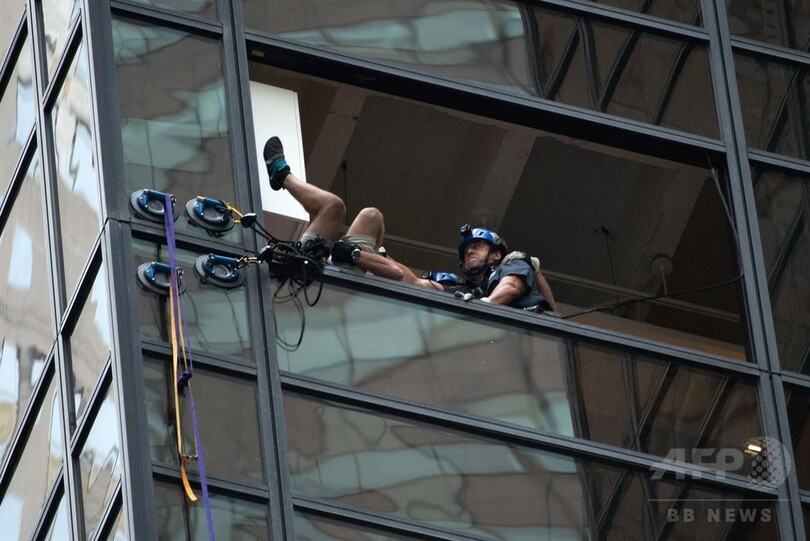 男がNYのトランプタワーよじ登る、警察が身柄確保