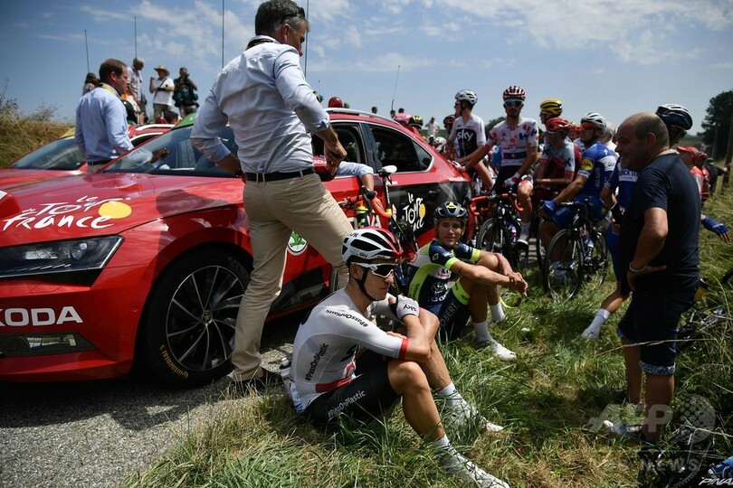 農家の抗議でツールが一時中断、鎮圧用催涙スプレーで選手に被害も