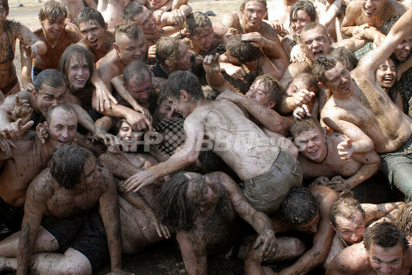 ポーランドの音楽フェスで泥遊び