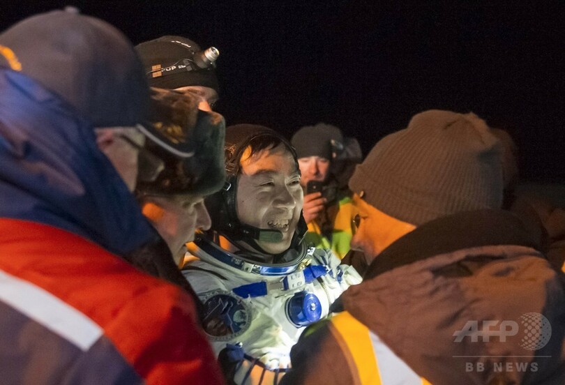 油井さんら3宇宙飛行士、無事地球に帰還 珍しい夜間の着陸