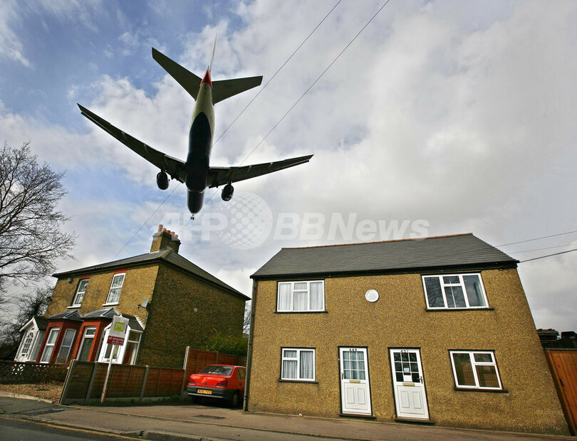機長「資格がない」と機内放送、着陸直前で引き返す 英国