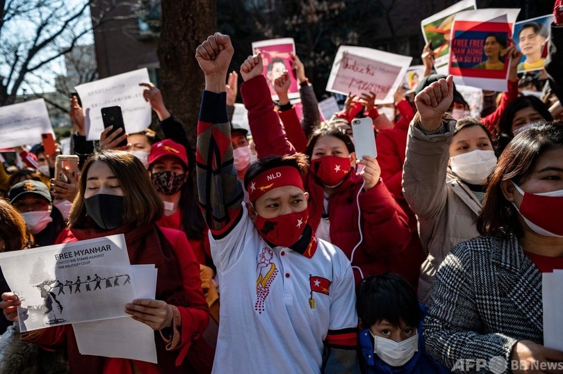 クーデターに抗議、在日ミャンマー人ら大使館前でデモ