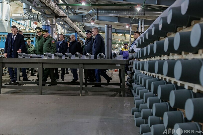 ロシア国防相、砲弾工場を視察