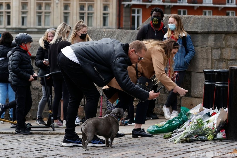 半旗に花束 英国民、フィリップ殿下を追悼