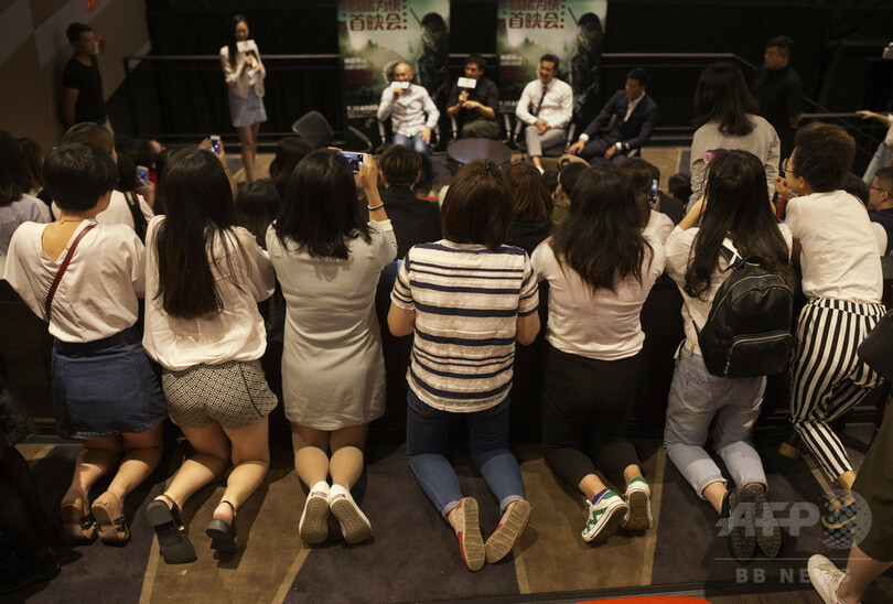 輝くアイドルの下に結束する集団 中国熱烈「追っかけ族」