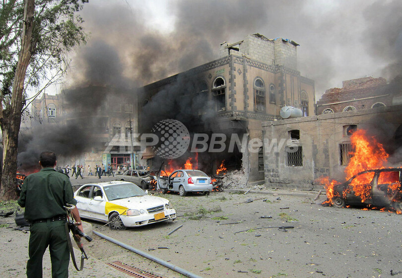 イエメン首都で自動車爆弾攻撃、国防相は無事 護衛ら12人死亡