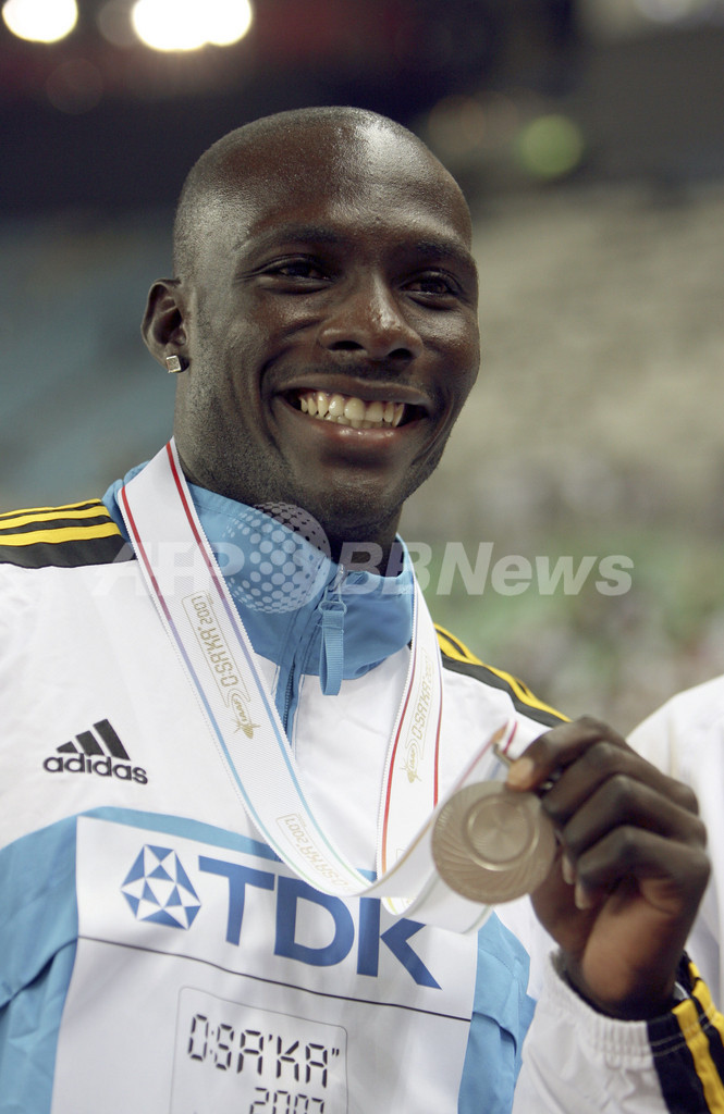 男子100メートルのメダル授与式が行われる