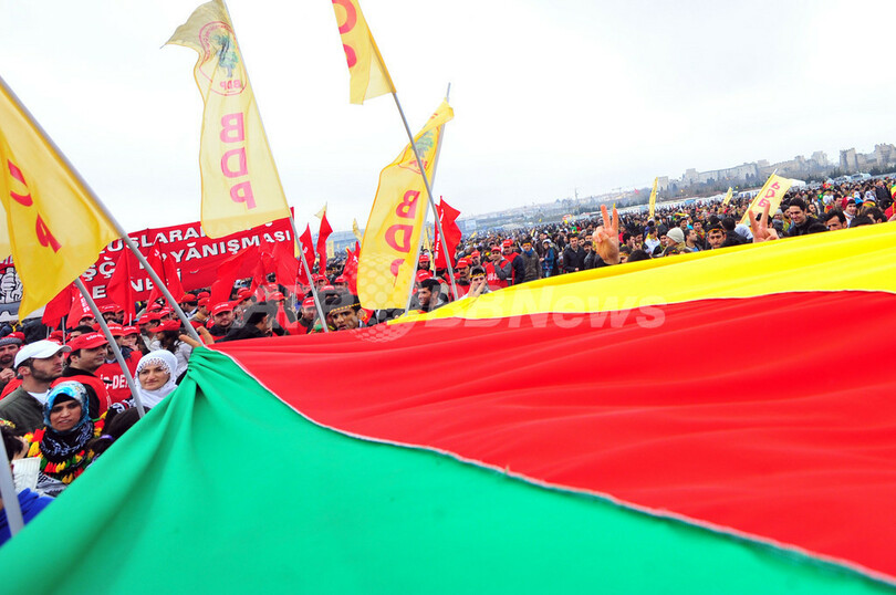 たき火で新年を祝うクルドの人びと、トルコ