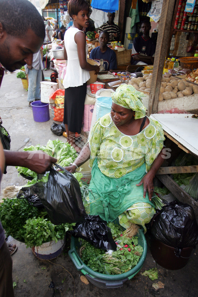セネガルの首都ダカール、露店禁止令に商人ら大抗議