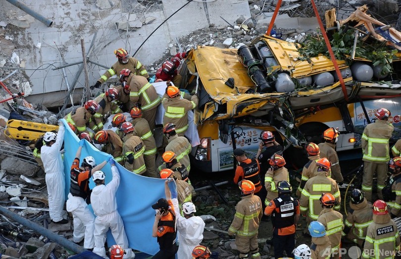 韓国で解体中のビル倒壊、バス下敷きに 9人死亡