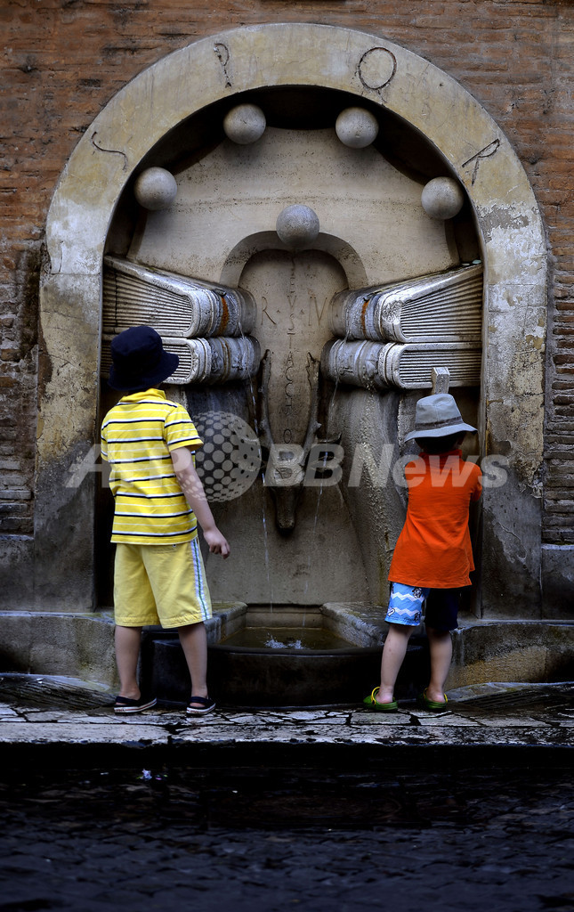 猛暑のローマ、噴水で涼む人々