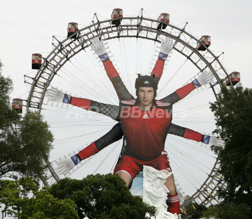 欧州選手権2008開幕を控えペトル・チェフの巨大ポスターが登場