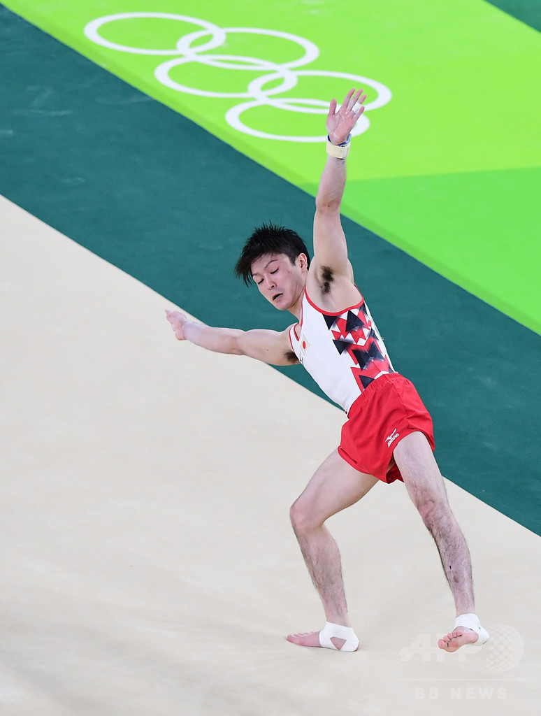 体操男子日本は団体予選4位、鉄棒落下の内村は個人総合2位につける