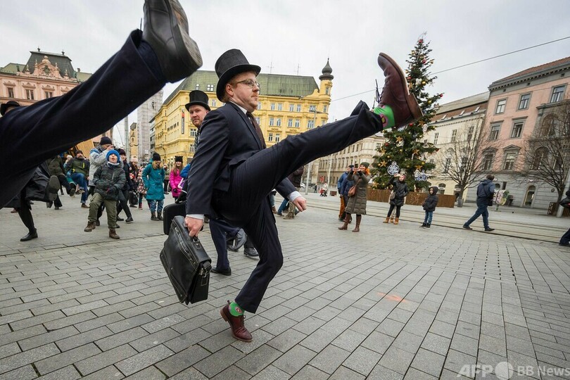 【今日の1枚】仲間と歩けば恥ずかしくない「シリー・ウオーク」 チェコ