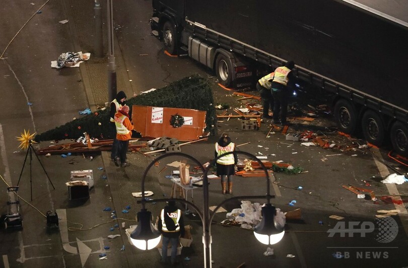 ベルリンのトラック突入、拘束されたのは亡命希望者の男性