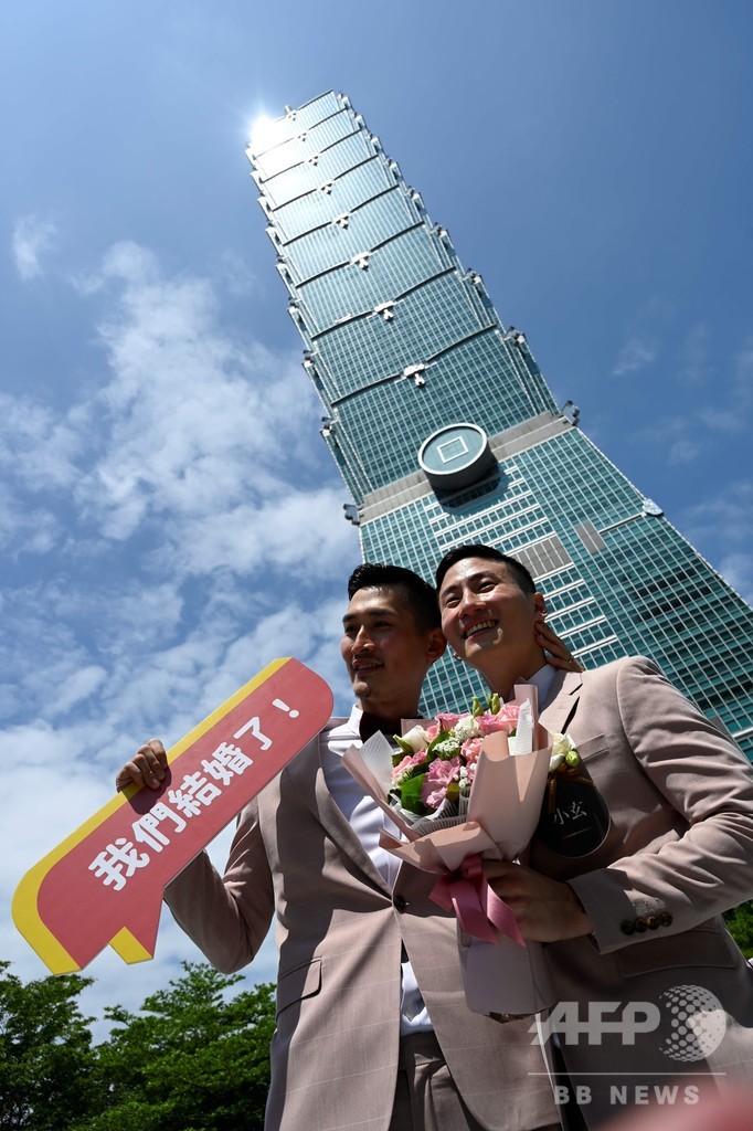 同性婚合法化の台湾、同性カップルが次々と婚姻届を提出