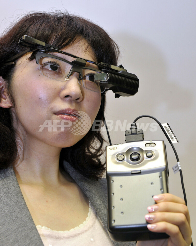 NECの新型ウェアラブルコンピューター「Tele Scouter」