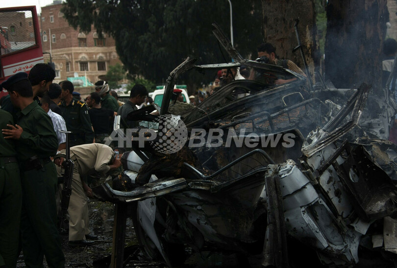 イエメン首都で自動車爆弾攻撃、国防相は無事 護衛ら12人死亡