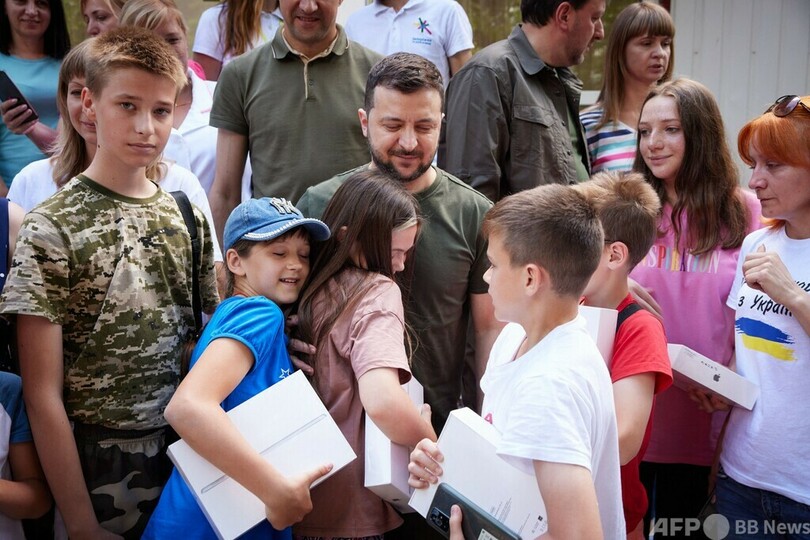 ウクライナ大統領、東部前線など視察