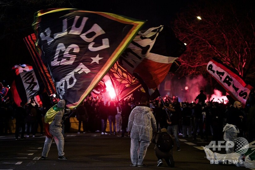 PSGが無観客試合制し欧州CL8強、会場外に大挙したファンと喜ぶ