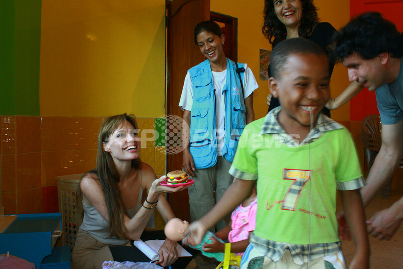 UNHCR親善大使のA・ジョリー、コロンビア難民を訪問