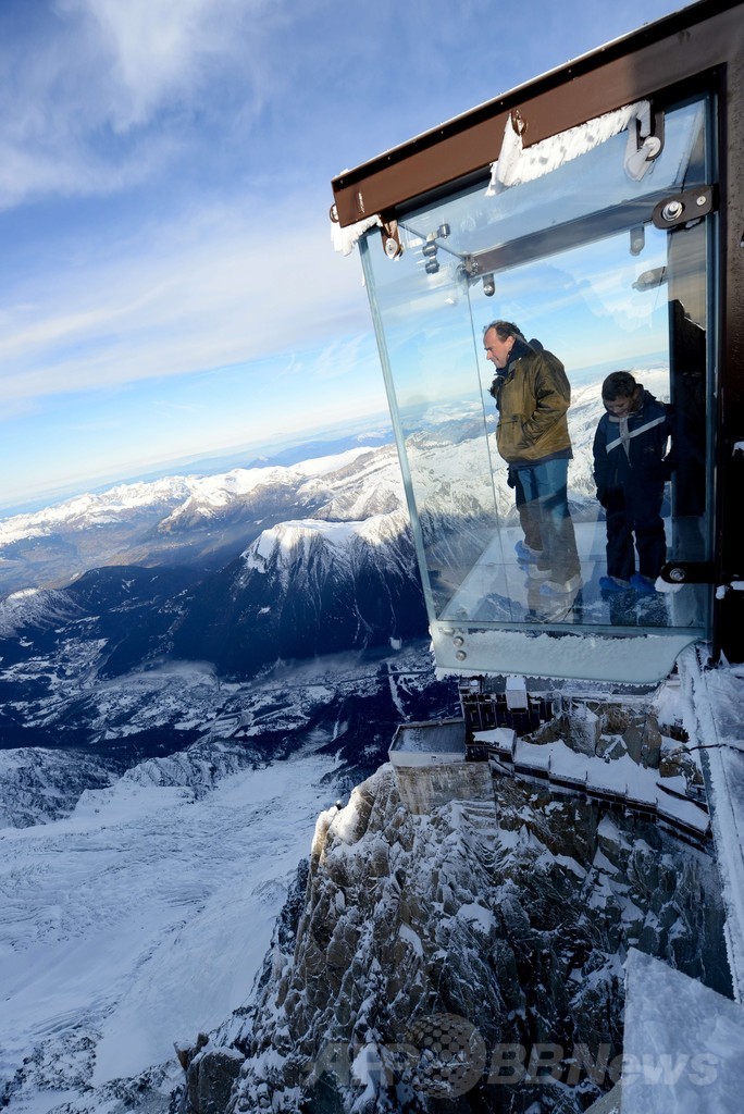 空中浮遊を疑似体験？仏アルプスにガラス製の展望台が完成