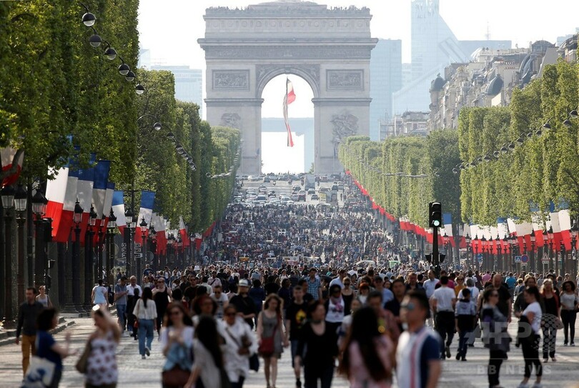 仏シャンゼリゼ通り、歩行者天国に 大気汚染対策で