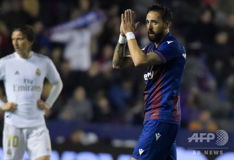 メッシ4得点のバルサ、敗れたレアルかわし首位返り咲き