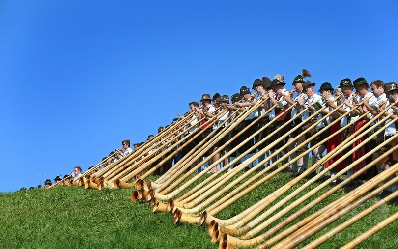 300人のアルペンホルン奏者が一堂に会してコンサート、独南部