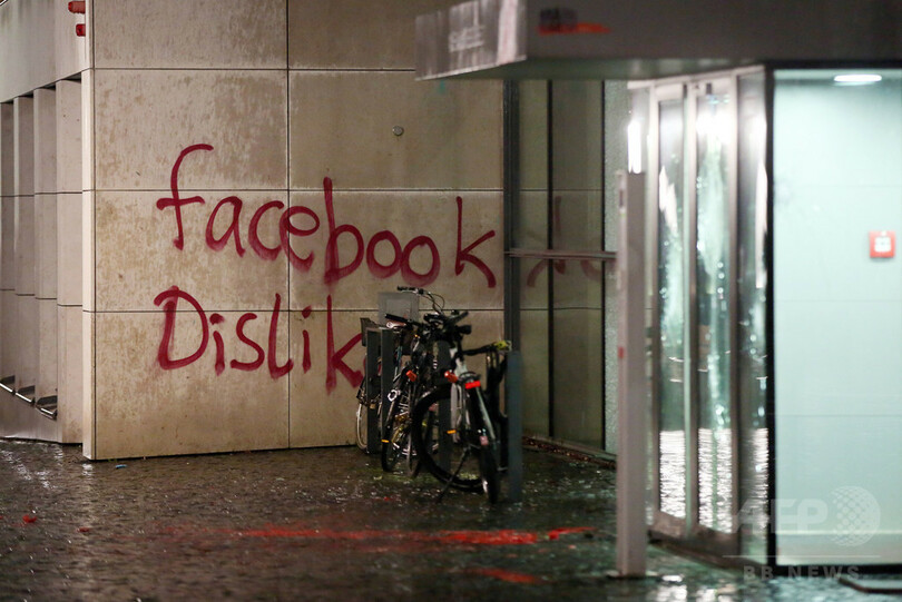 ドイツ警察、ネット上のヘイト投稿で初の一斉摘発