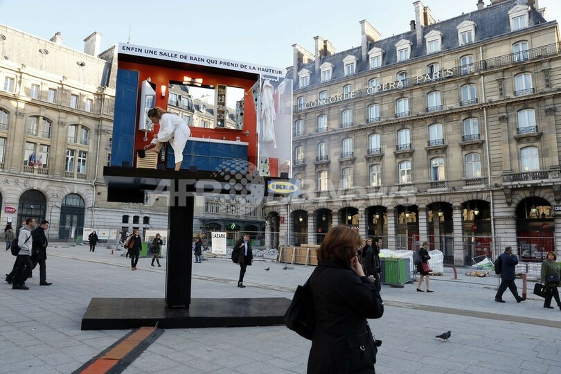 イケア、パリの街に「動く」屋外広告を設置